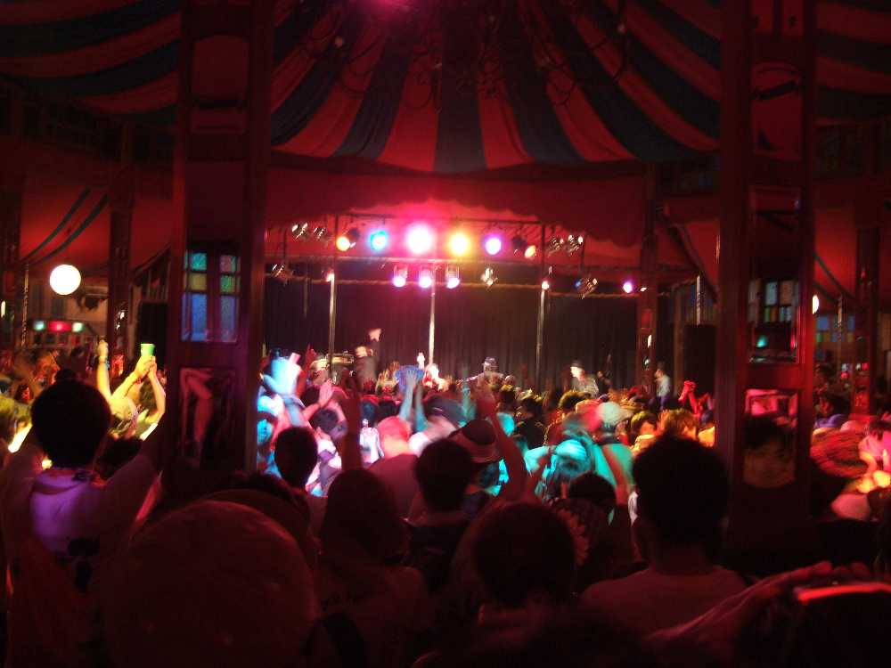 奥にステージがあるが、ステージは低い。