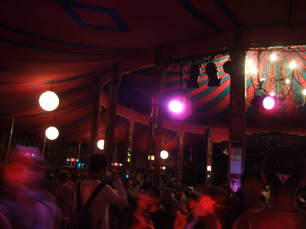 円形の仮設テント。