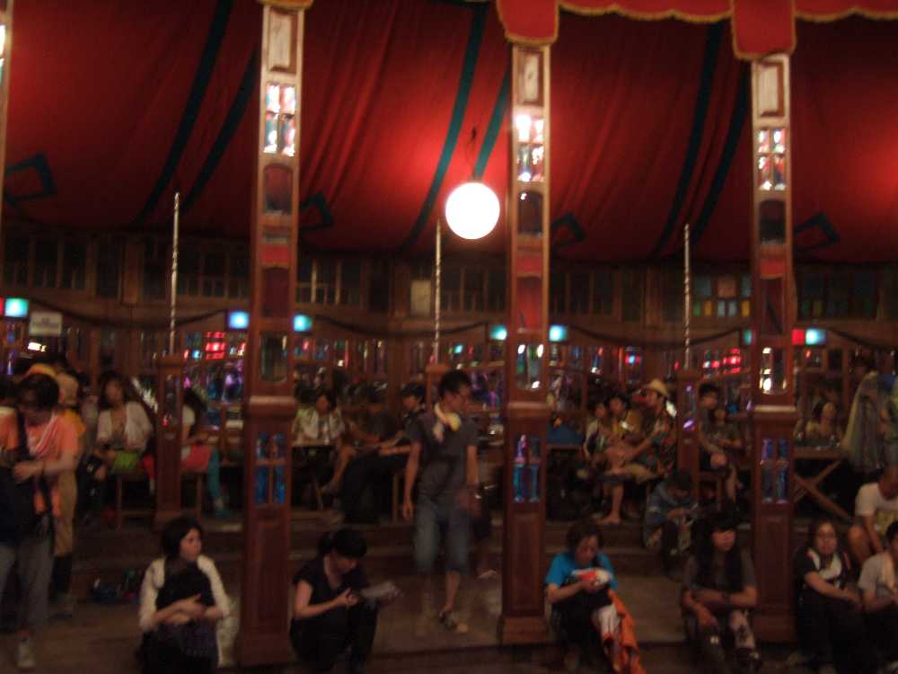 外側はテーブルといす席。