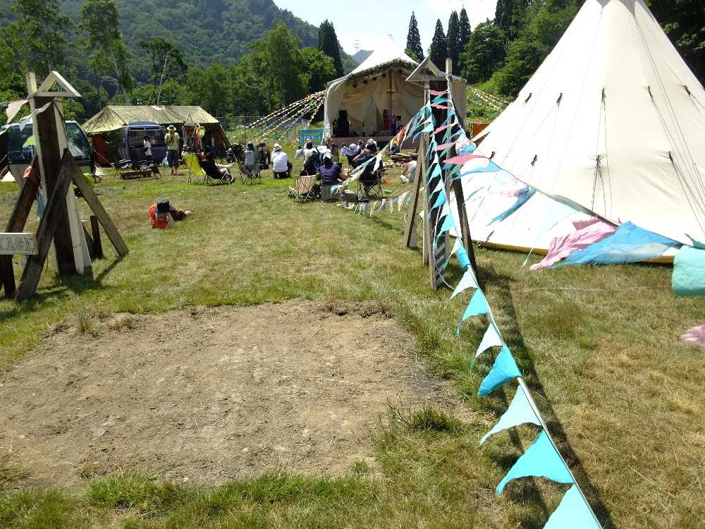 奥に見えるのがステージ。