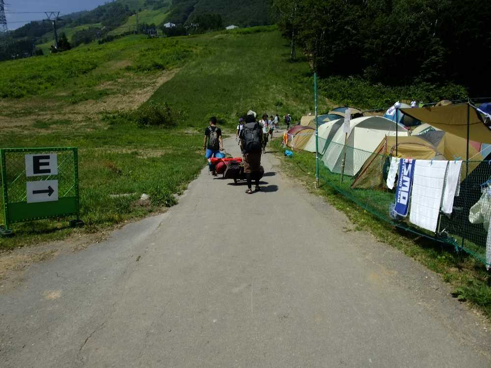 通常のキャンプサイトのEサイト通路。右側はレディースサイト。