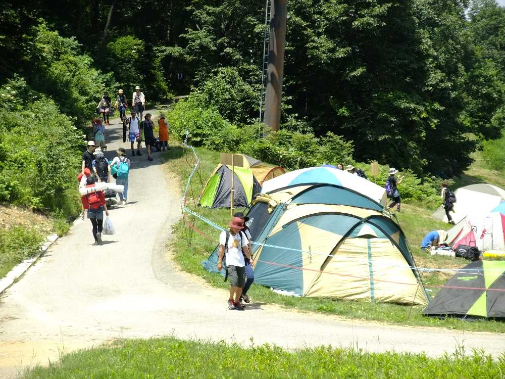 坂の上はオートキャンプ場。右側が会場方面。