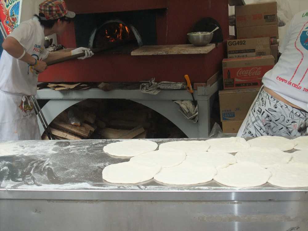 ピザの窯と生地。