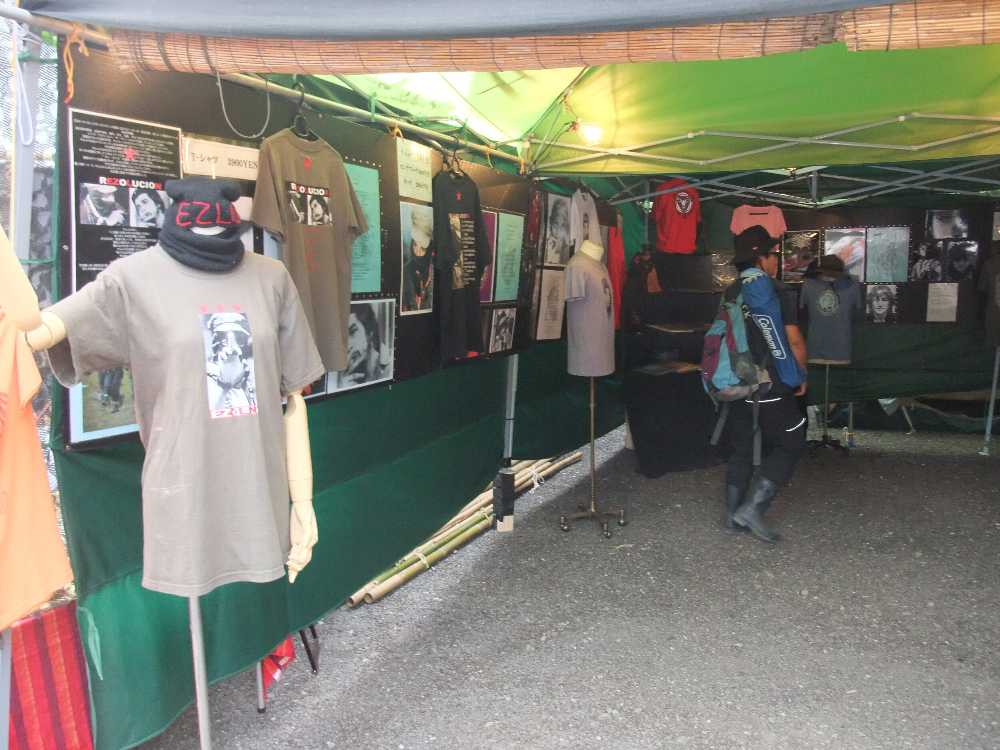 ドアーズのジム・モリソン、ウィリｗム・ブレイク、サバチスタ解放軍などを扱う雑貨屋。