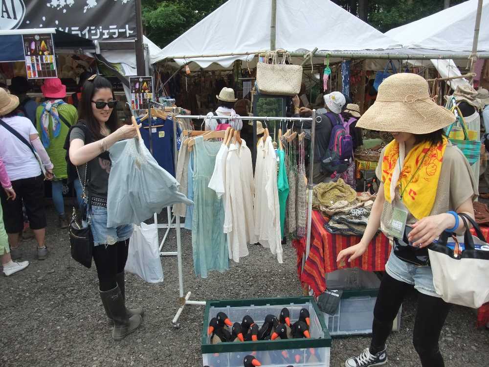 晴れているのでテントの外の商品も多い。