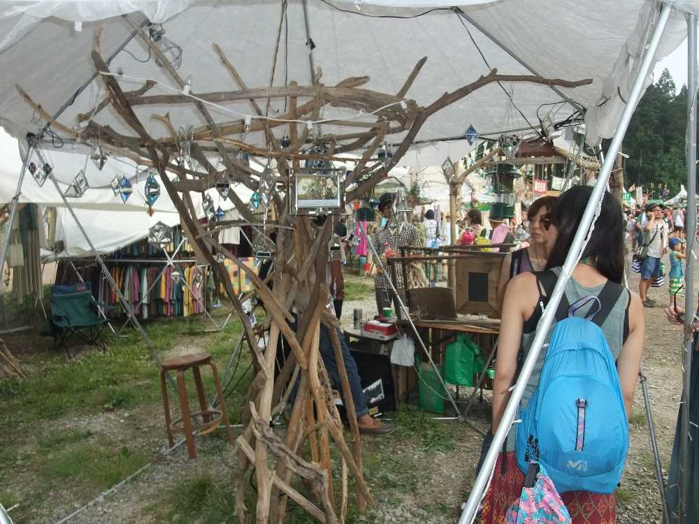 「ナチュラル雑貨」を販売する「浮遊」のテント。