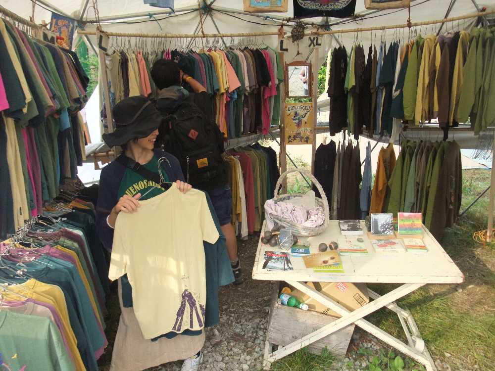 緑と土の色が多い。