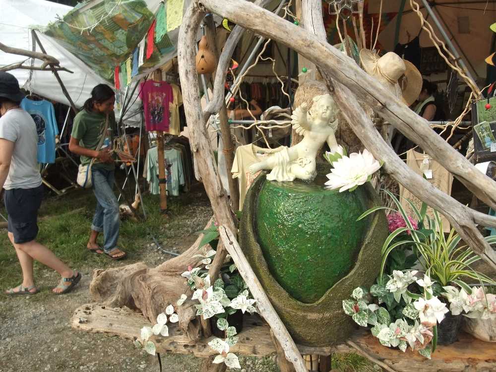 流木の中の大きな甕。重そうだ。