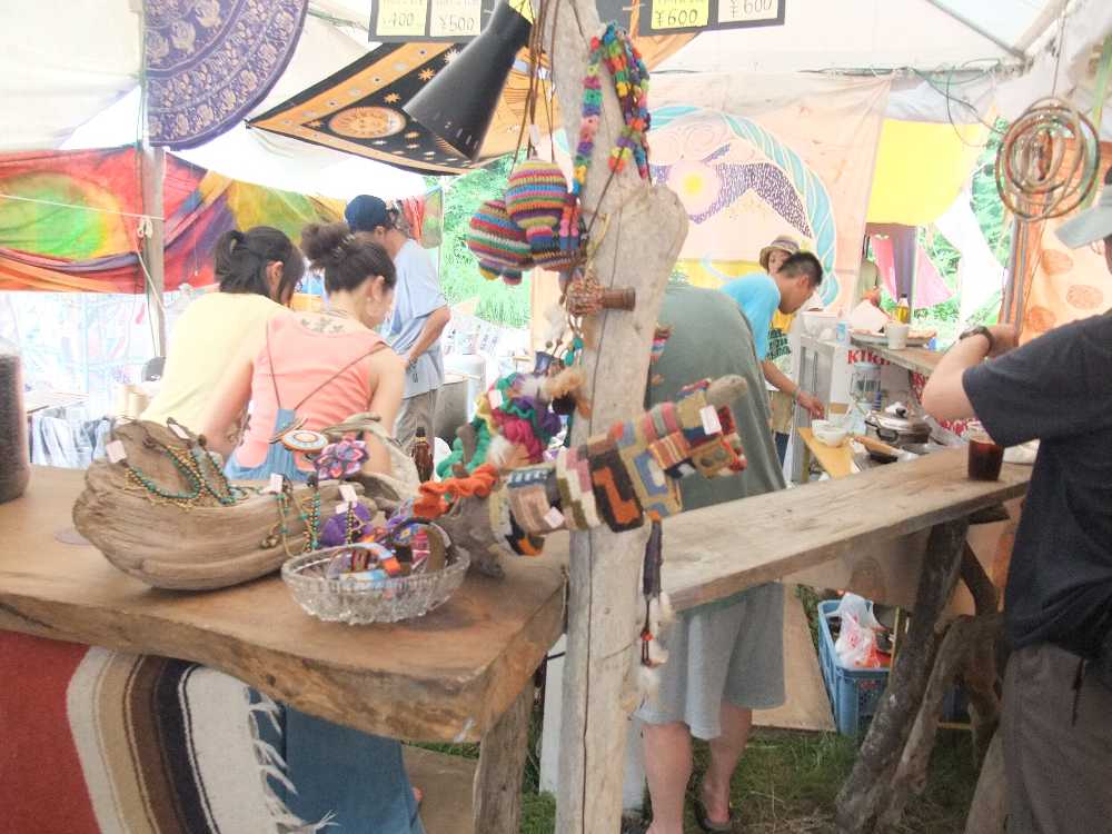 カウンターは木製。