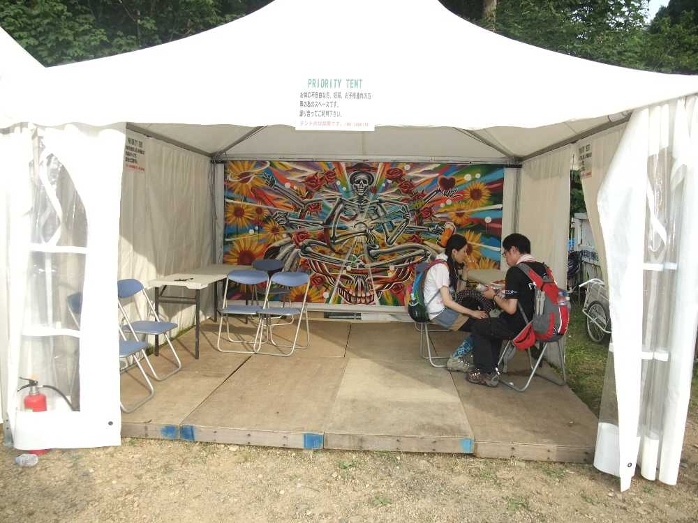プライオリティーテント。誰もいないときにここでタバコを吸う男性は多い。
