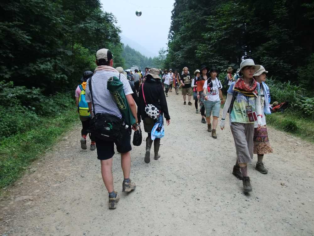 宙に浮いているのはミラーボール。