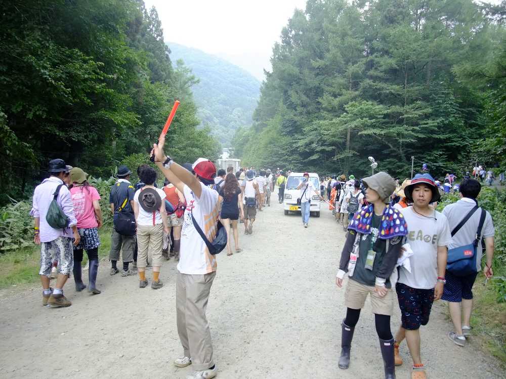 会場内で車が通るのはこことオアシスエリアくらい。
