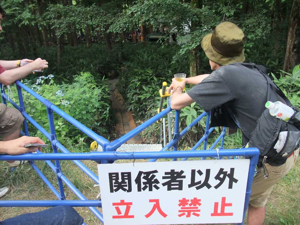 木道亭へのアーティスト用通路。