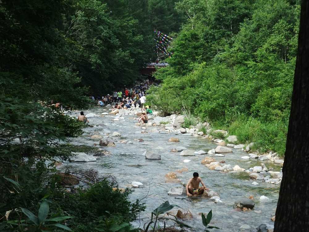 奥はホワイト橋。