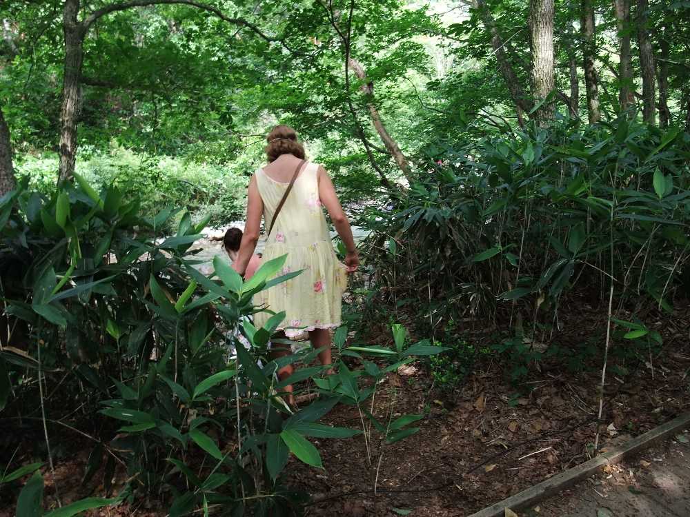 降りる人たち。外国人女性。