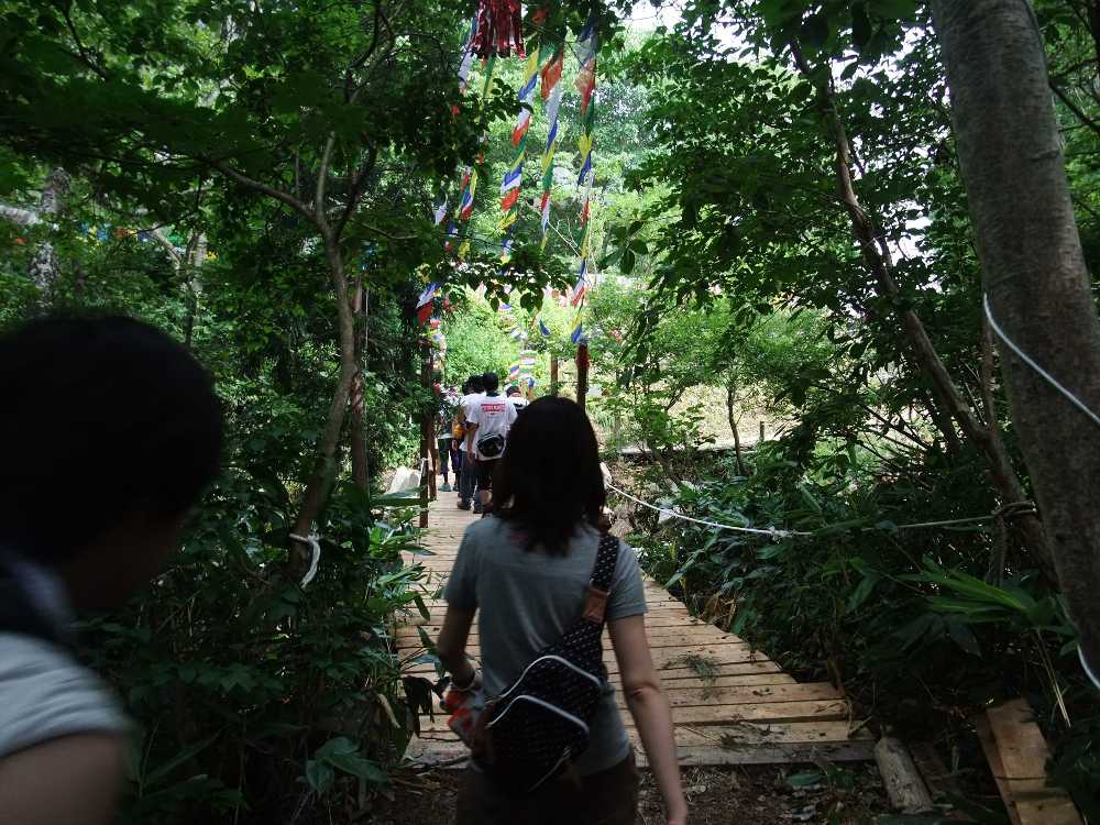 ボードウォークの最後はみどり橋と坂。