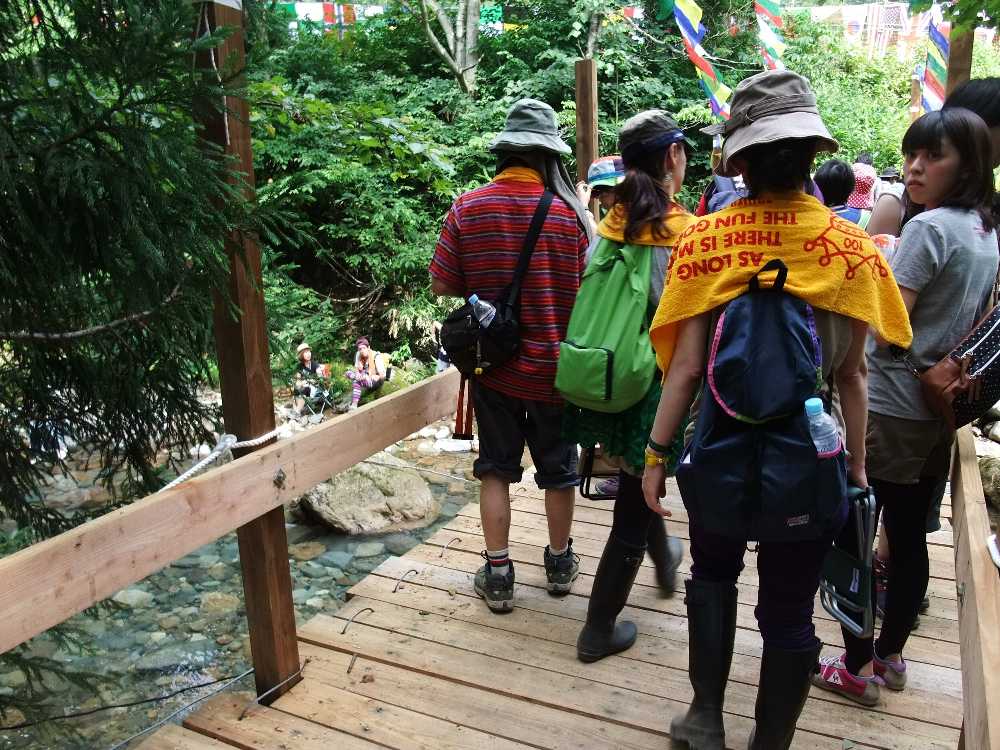 板の新しさからすると全面的に架け替えているようだ。