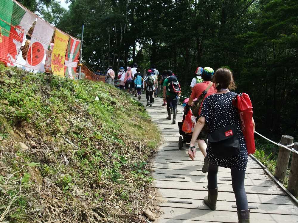 左はアーティストグッズ売り場横の通路。