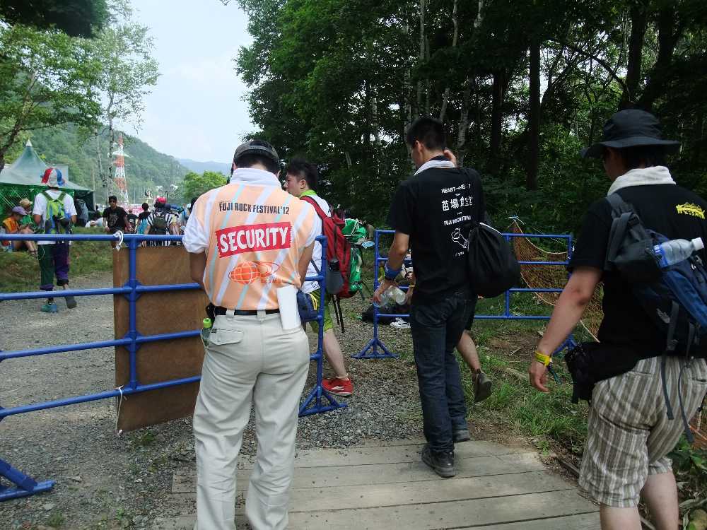 出口。一方通行なので逆走防止のスタッフがいる。