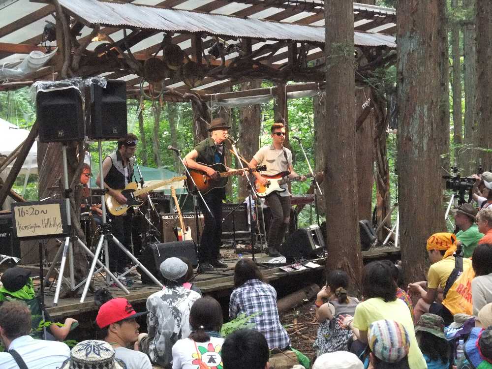 ケンジントン・ヒルビリーズの公演。