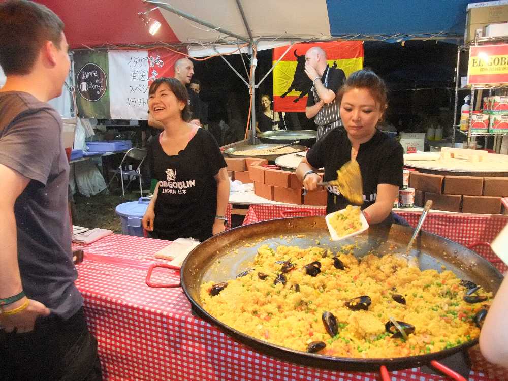 パエリアが人気。