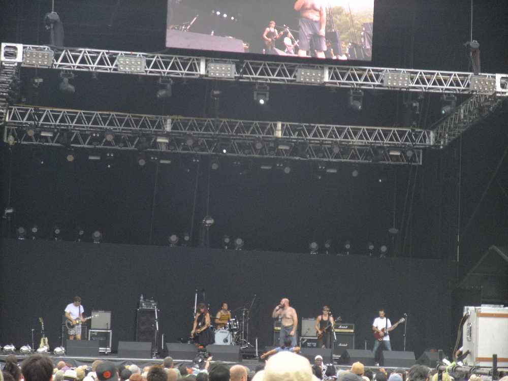 ファックト・アップ。ステージにボーカルがいる。