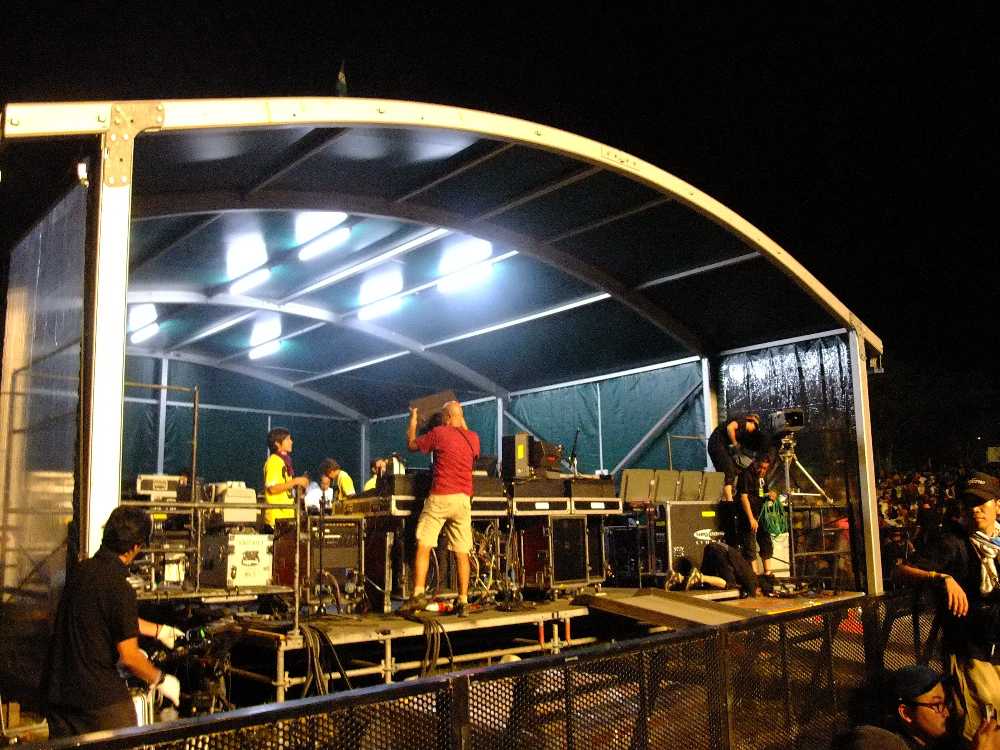 直ちに撤収作業に入る調整卓の人。