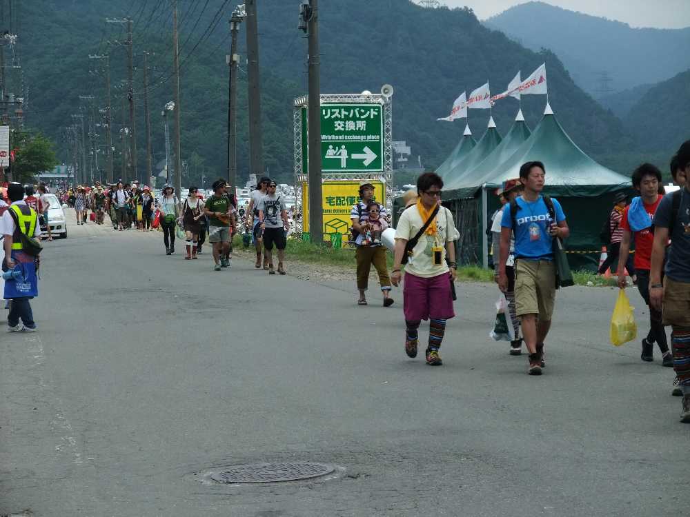 苗場ホテル街から来る人。