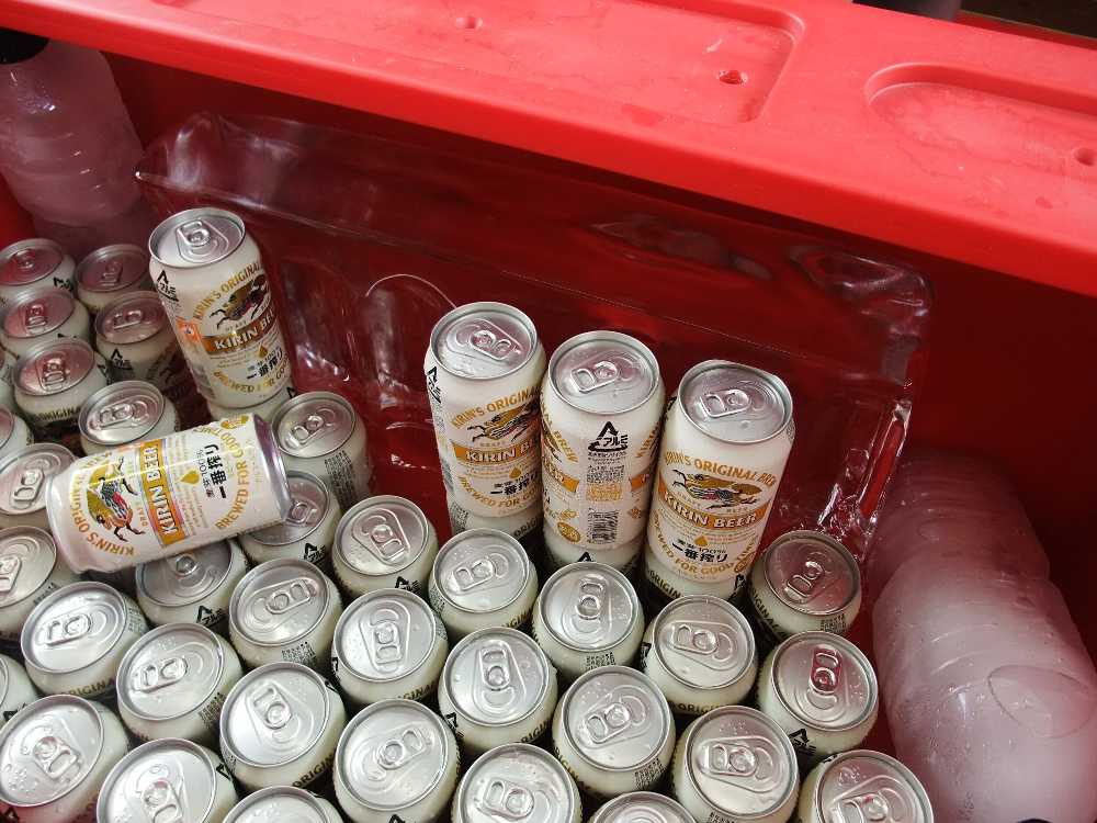 氷で冷やされた缶ビール。