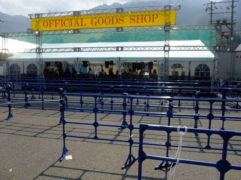 前夜祭の日。まだ並べない。