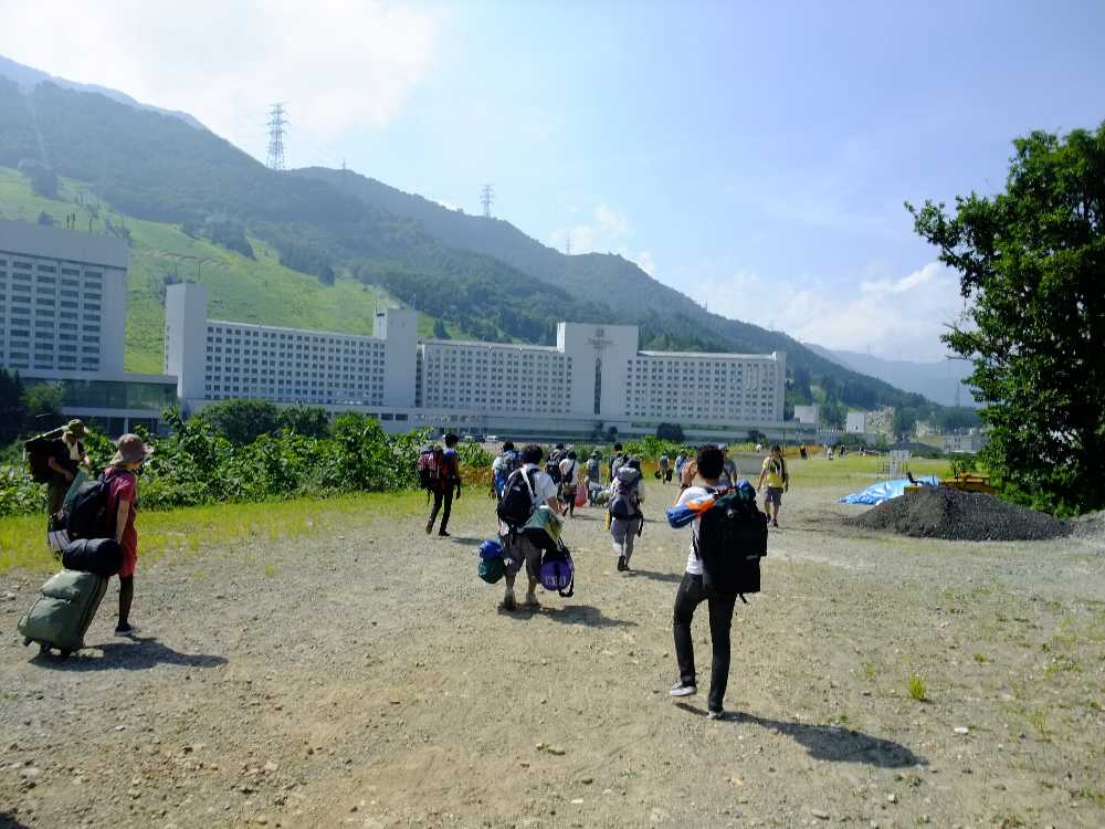 シャトルバス降り場から場外へ向かう。