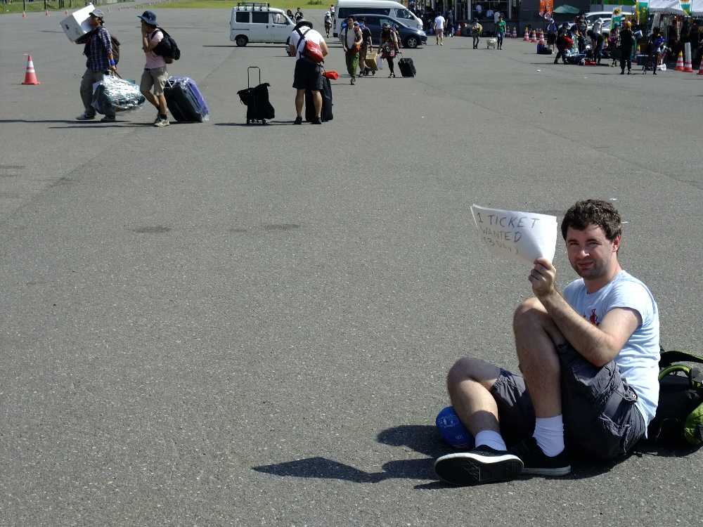 「チケット欲しい」の外国人。