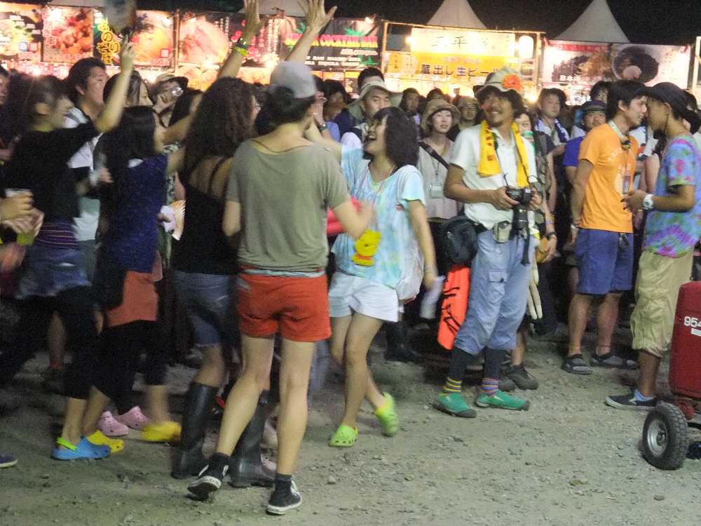 前夜祭の抽選会で当たった女の人が祝福されるところ。