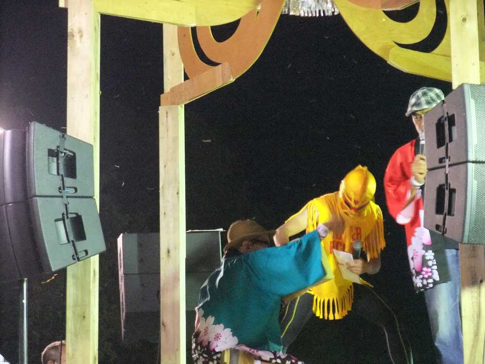 抽選するタワーマスク。