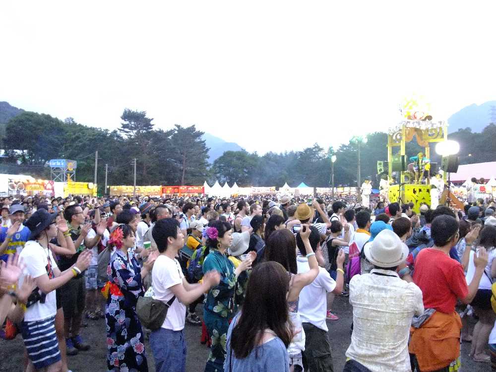 空が明るいうちから苗場音頭が始まる。