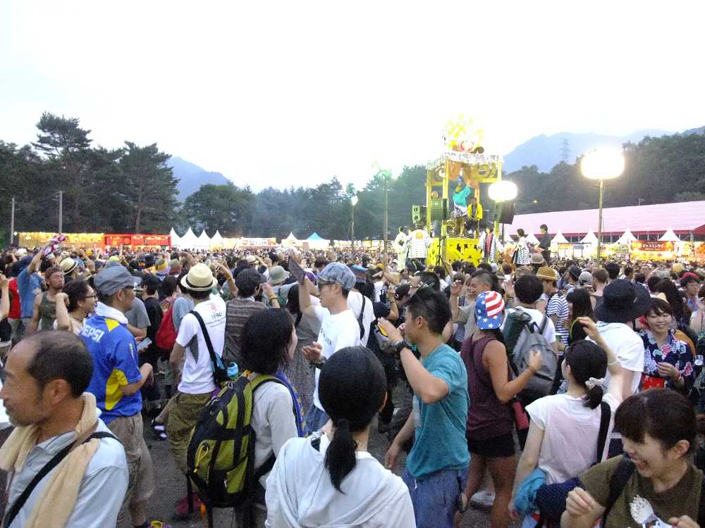 歌詞の中に「スキー場」があるので、苗場スキー場ができた1961年以降の作曲だと思われる。