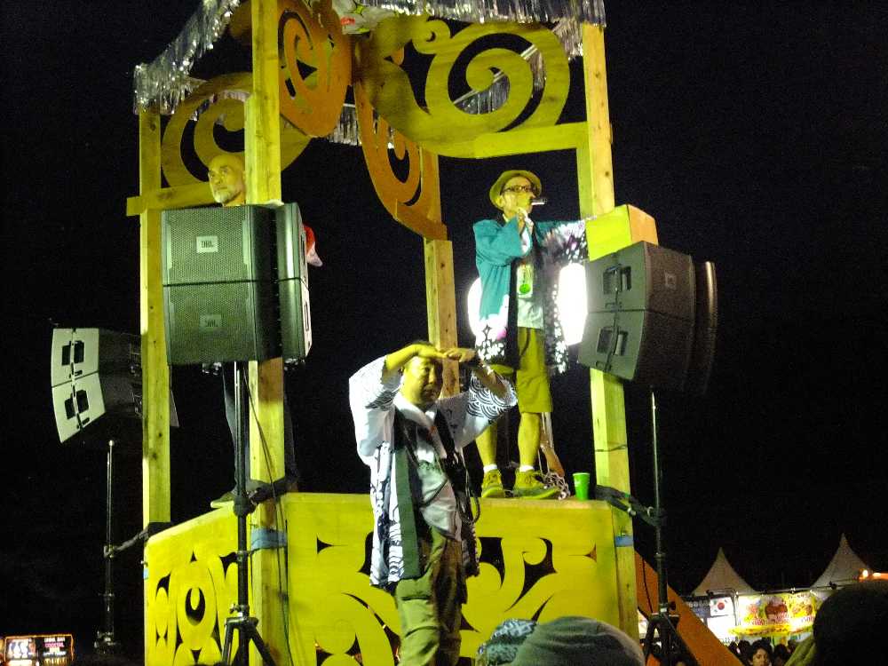 前夜祭の櫓。下の人はお楽しみ券による抽選で当選者を探す人。