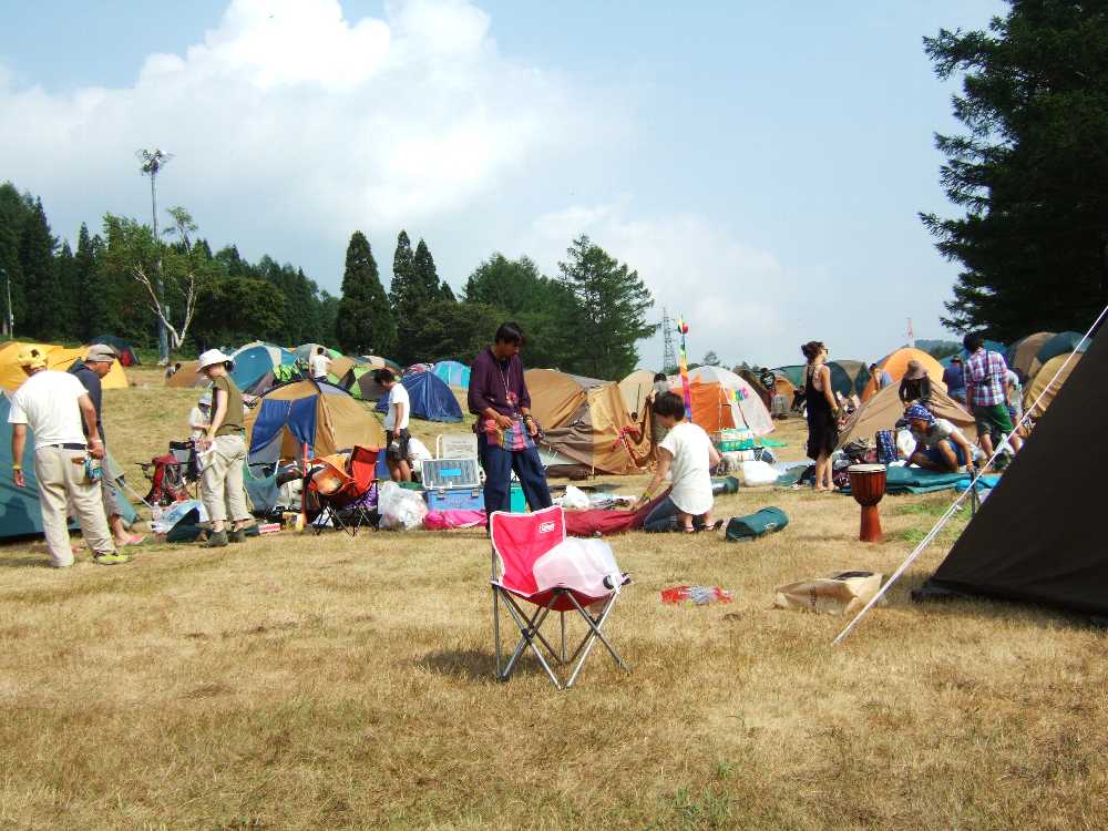 キャンプサイトはゴルフ場だが、営業していないので芝は手入れもされていない。