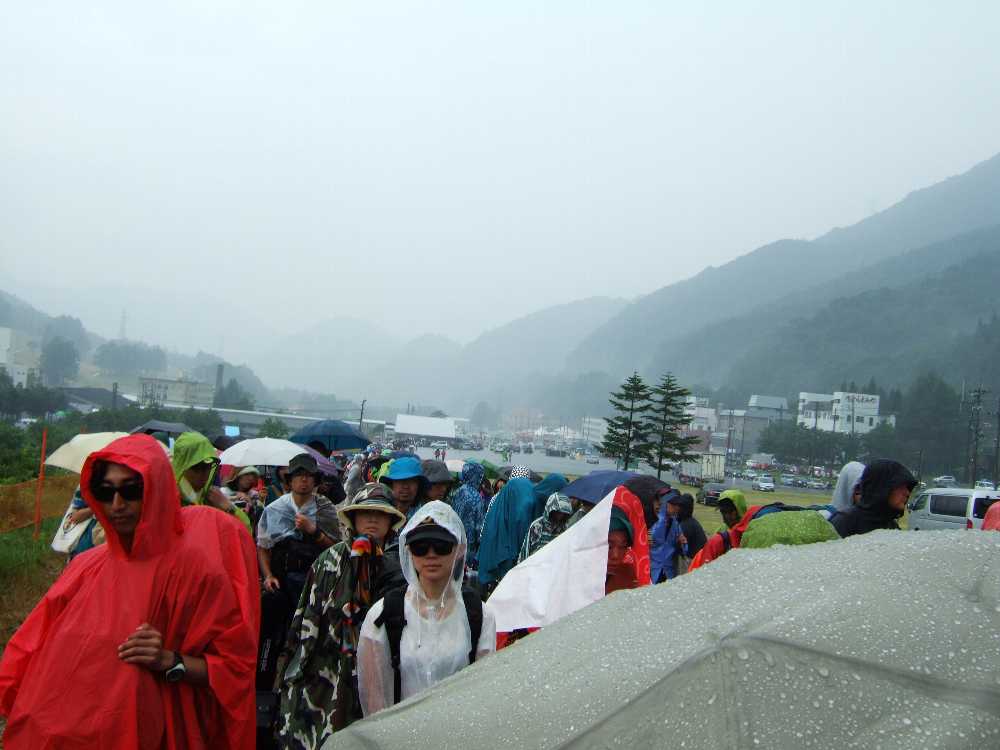 シャトルバス待ちの行列。