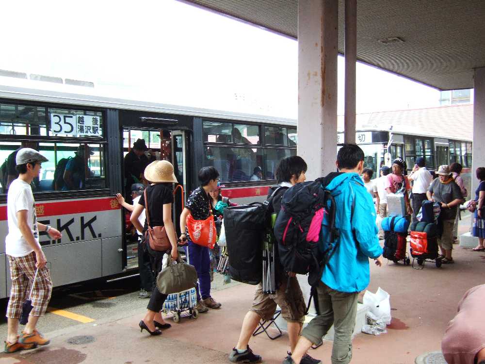 シャトルバスが越後湯沢駅到着。