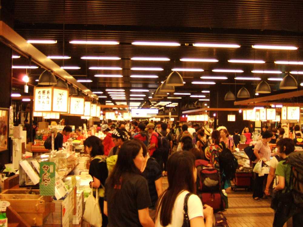 みやげ物店街。