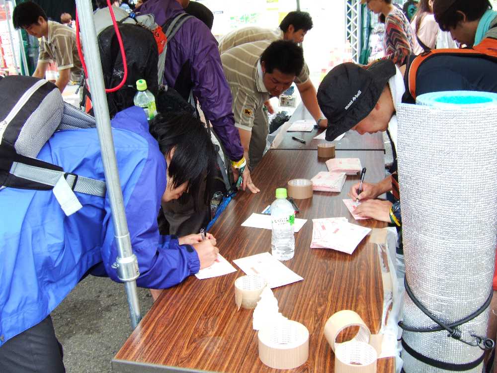 送り状を書く机。着払いなので料金を払う必要はない。