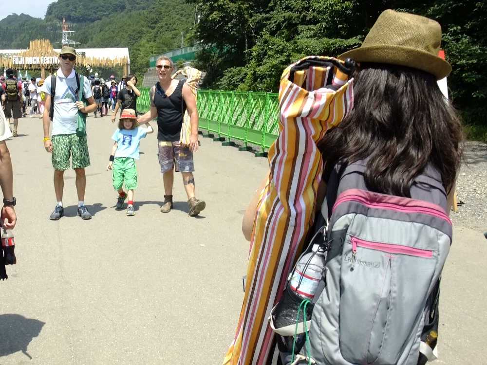 外国人親子。子どものTシャツはセックス・ピストルズだった。