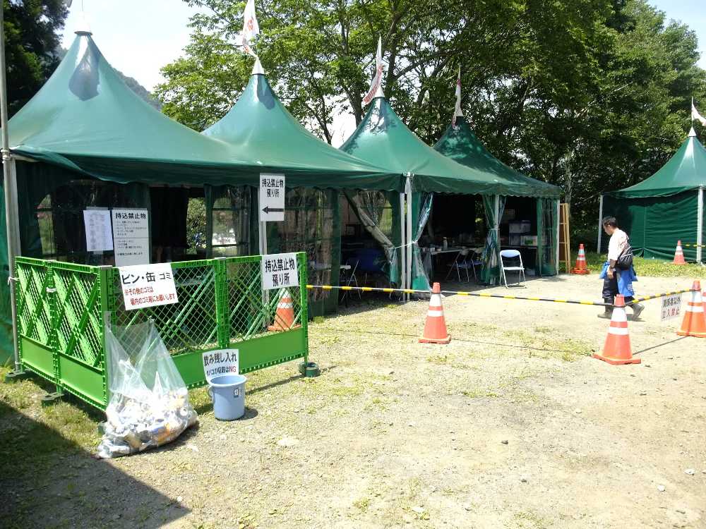 N・プラトーで缶ビールを売っておきながら、缶持ち込み禁止なのは外国人に対する配慮に欠けている。