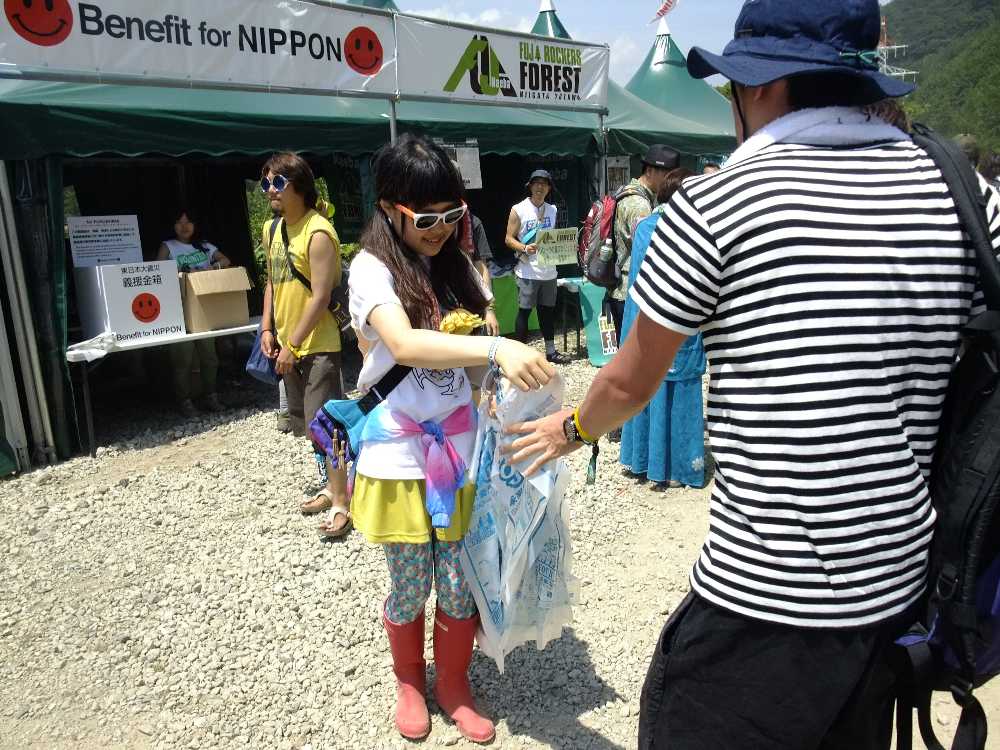 ごみ袋を配布する人。