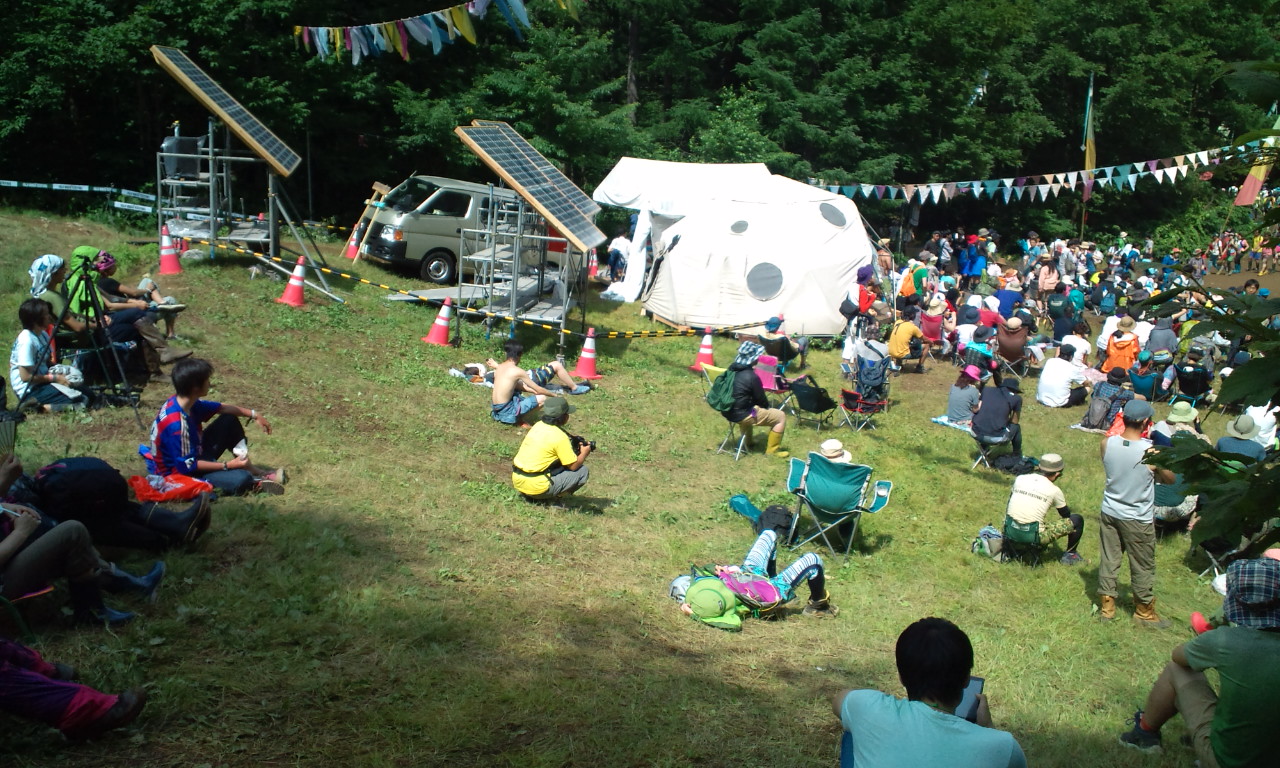 後方の太陽光発電パネル。