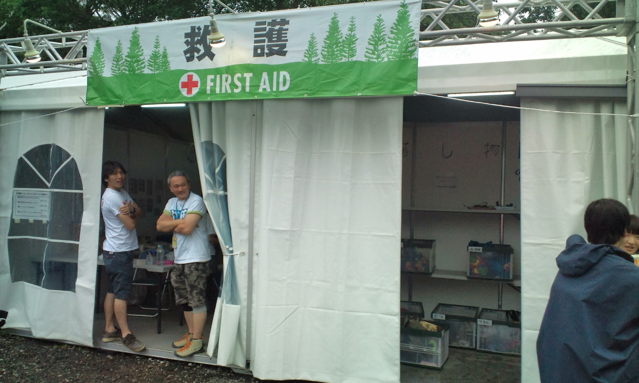 オアシスエリア、レッドマーキー、ワールドレストラン周辺の救護所。