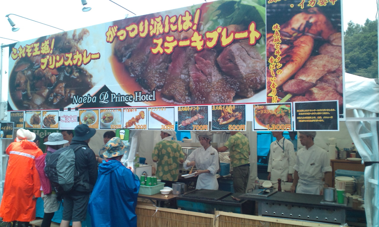 苗場プリンスホテル。隣のテーブル席はありません。