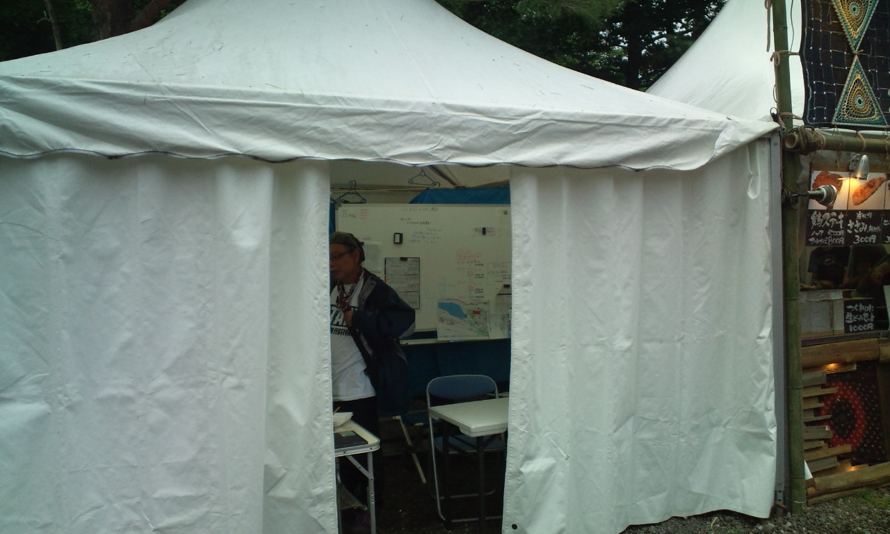 出店管理のテント。