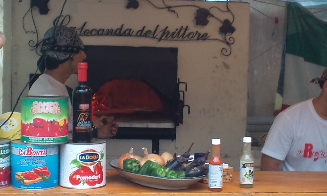 窯ででピザを焼きます。